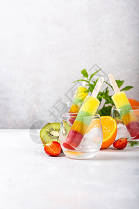 玻璃杯中带有不同口味芒果橘子木薯和草莓的花瓶夏季食物概念图片