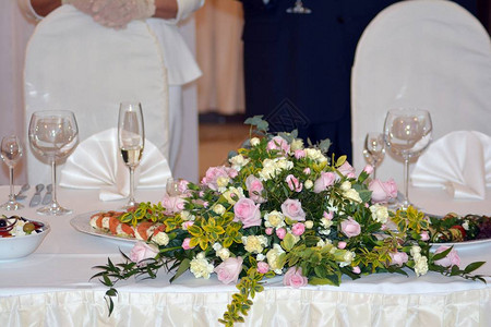 有鲜花装饰的婚宴桌图片