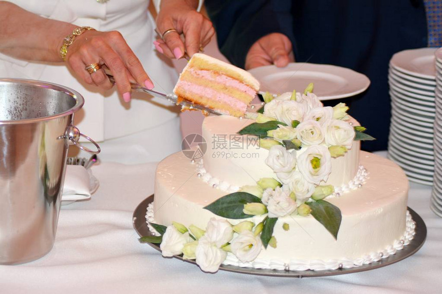 新娘和新郎正在切结婚蛋糕图片