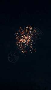烟花照亮天空新年庆祝图片