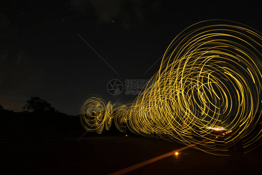夜间在路上的灯光圈运动图片