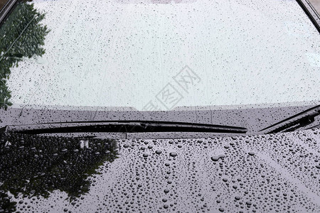 黑色现代汽车上下水雨涂有玻图片