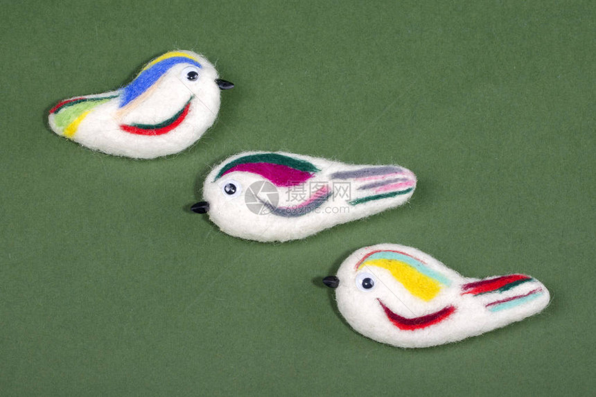 三枚鸟形毡制羊毛胸针图片