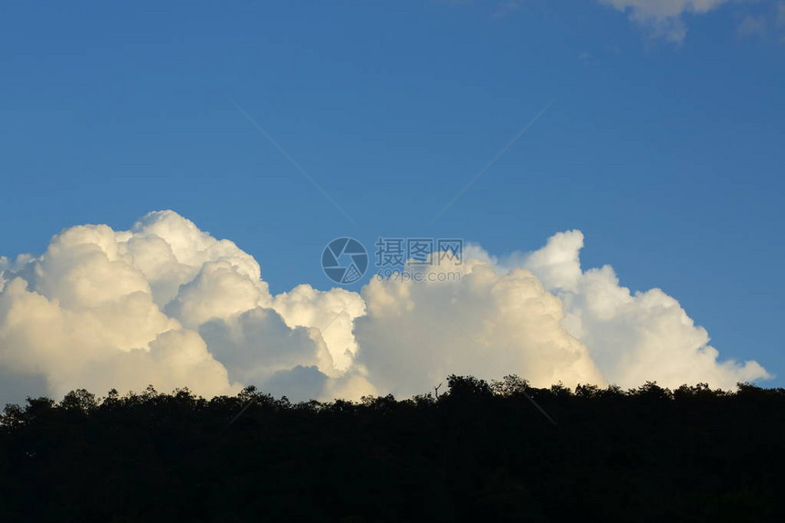 风景图像山丘上空的大云图片