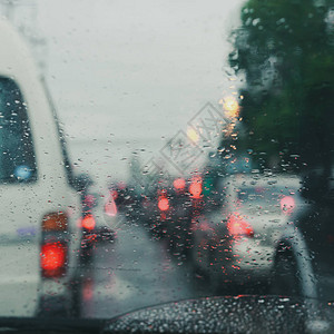 下雨天堵车挡风玻璃上的雨滴图片