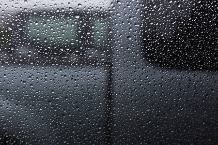 下雨天堵车窗车上雨滴图片