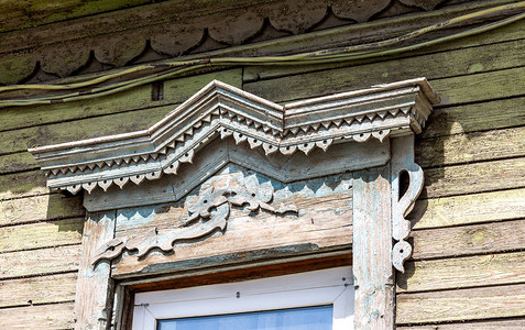 俄罗斯传统木结构建筑一栋用木雕平板木花边装饰品装饰的图片