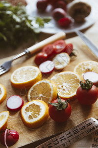 健康的素食品背景与切菜板和柠檬片有机食品背景与切菜板和柠图片