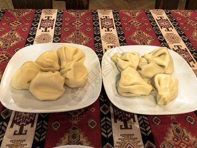 两道美味的Khinkali营养品图片