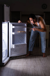 男人在冰箱附近的背景图片