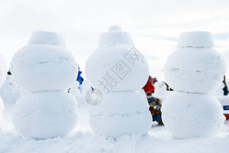 有雪和树的冬天雪人场面图片