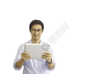 带着眼镜的亚洲男人看着平板电脑的图片