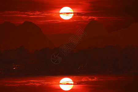 夜晚的红天日落太阳图片