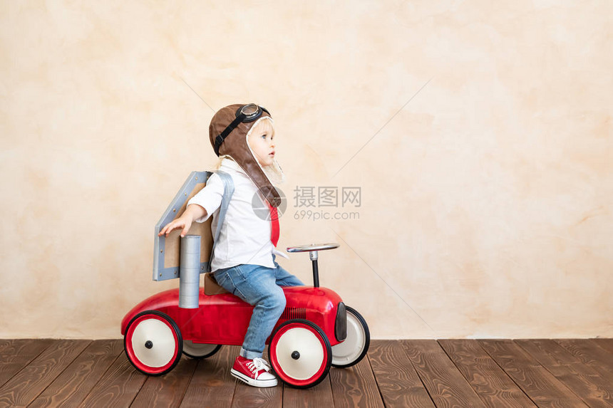 带着玩具喷气机包的有趣小孩在家里玩乐快的孩子成功想象力和图片