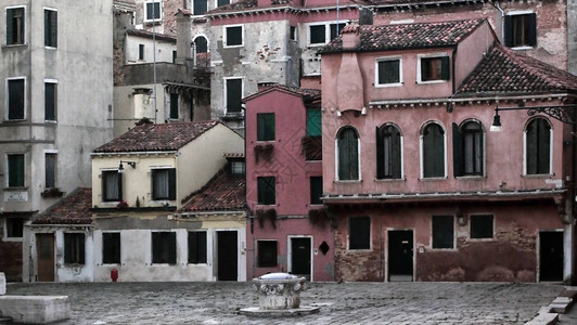在Venice的广场上旧式红房子古建图片