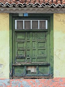 旧的传统绿色彩绘窗户图片