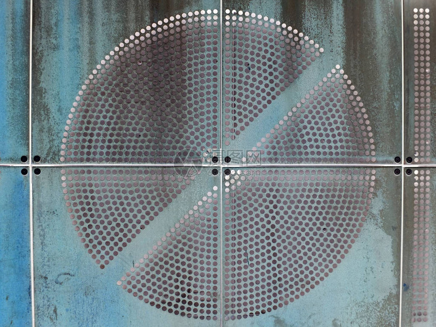 黑色油漆的工业生锈金属板圆图片
