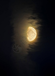 闪亮的月亮在黑暗天空中照亮云彩图片
