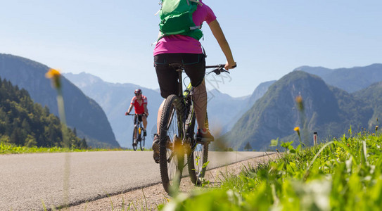参加运动的女骑着山地自行车在斯洛图片