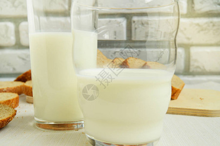 两杯牛奶放在桌子上图片