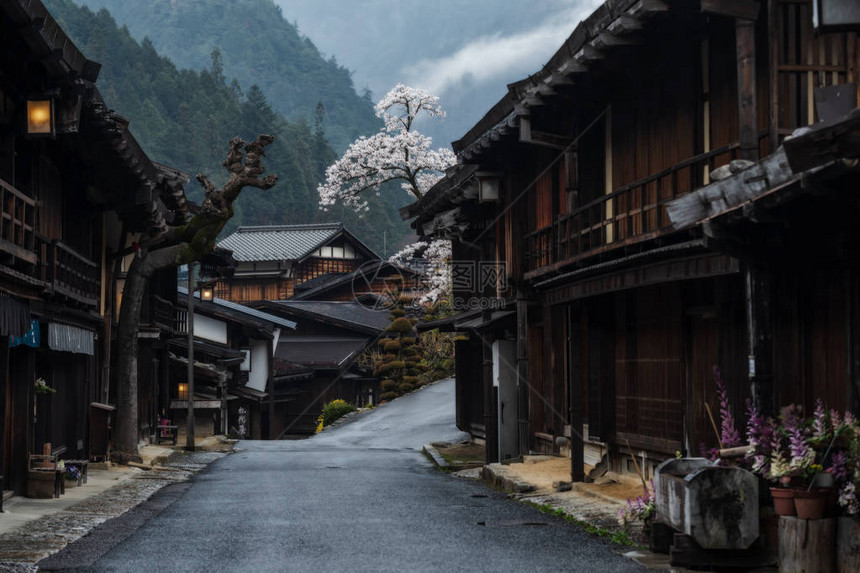 日落后在长野Kiso山谷区Nagano的Nakasendo旧城TsumagoJuk图片