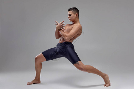 穿着黑色短裤的有吸引力的肌肉男芭蕾舞蹈者全长肖像图片
