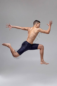 一个强有力的运动员跳芭蕾舞者的全长照片图片