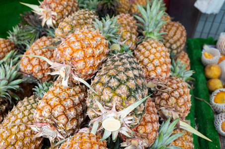 传统市场上的一批菠萝果类水果Pineapple图片