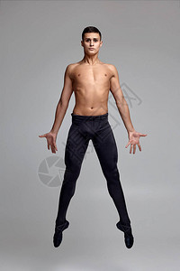 一位有吸引力的男芭蕾舞演员的全长照片图片