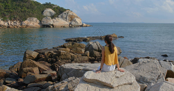 女人享受海景图片