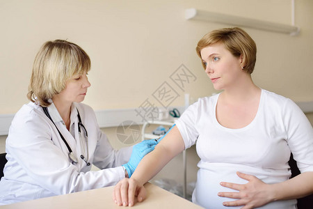 医生或护理人员为孕妇接种疫苗医保生育怀孕的家庭医生图片