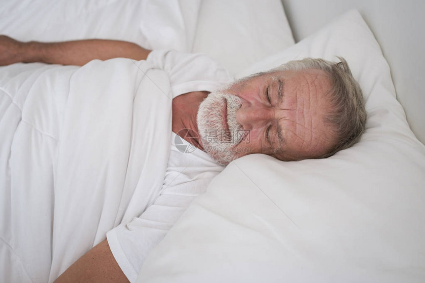 老年男子独睡或做恶梦在房图片