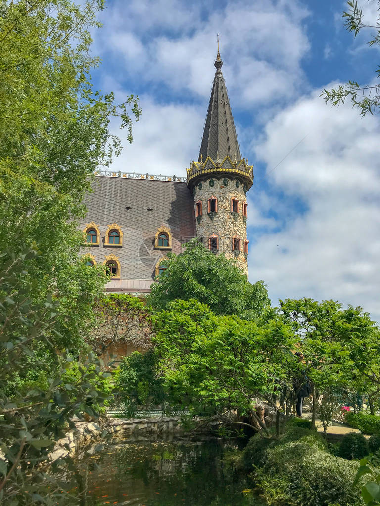 夏季中世纪城堡的美丽景色图片