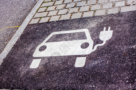 沥青停车场上的电动车辆充电站标志生态运图片