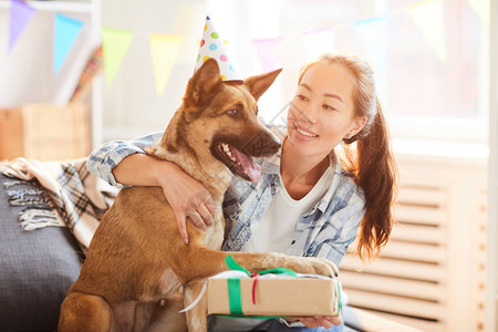 虎年生日肖亚洲女人在生日时送礼物给歌的肖背景