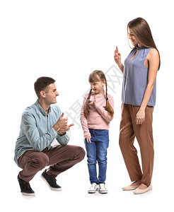 在白色背景下使用手语的聋哑家庭图片