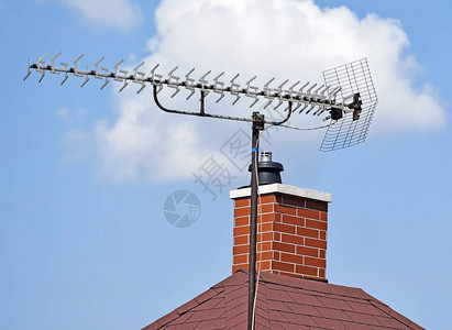 房子屋顶上的电视天线背景图片