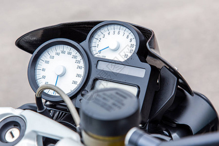 摩托车机板上的超速计接近现代控制图片