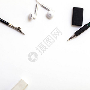 背景与白皮书铅笔和橡皮擦画家的工作场所背景以显示徽标和刻字复制空间图片