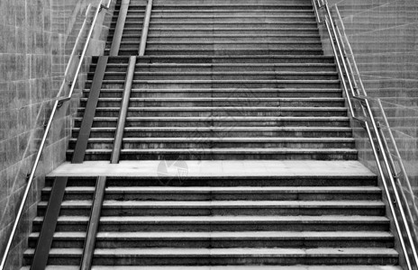 黑色和白色的通往地铁的楼梯图片