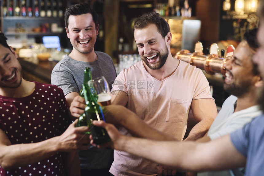 一群朋友在酒吧里喝酒放松图片