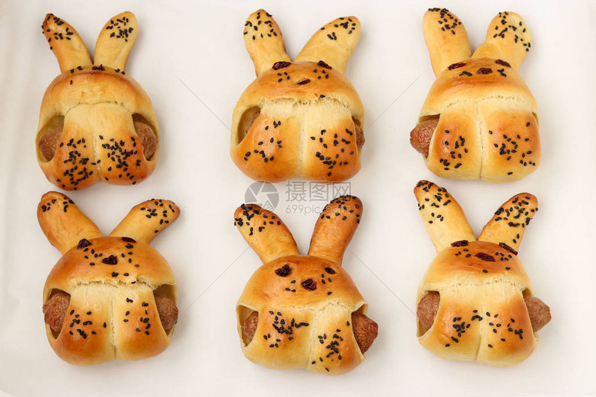 以兔子的形状烹饪自制面包图片