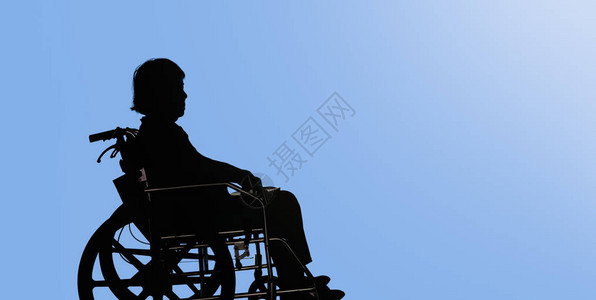 坐在轮椅上的残疾和被淘汰老年妇女的休光灯Silho图片
