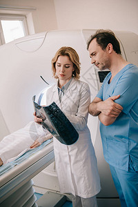 在Ct扫描仪对病人进行诊断期间检查X光诊图片