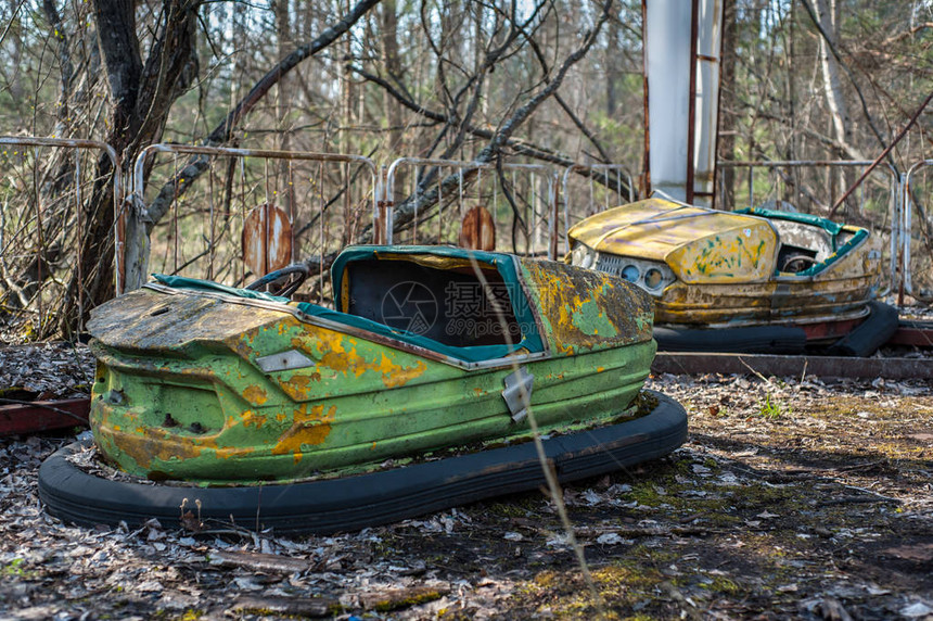 在切尔诺贝利隔离区Pripyat的废弃游乐园中图片
