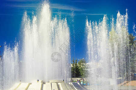 公园里喷泉洒着喷水式喷气机在阳光夏图片