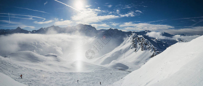 高山脉下雪谷的风景全图片