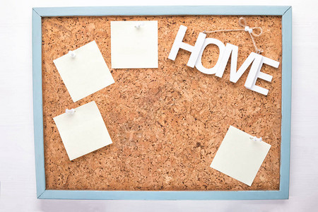 软木板上的家庭作业计划软木板上的四个贴纸或信头通知概念复制空间计图片