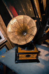 黄铜扩音器上有装饰品的木制留声机图片