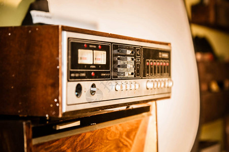 老式收音机和音响设备图片